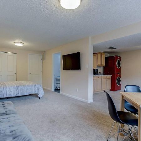 Bright & Cozy Studio Apartment In Colorado Springs Eksteriør billede